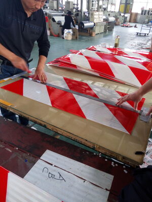 Adesivo riflettente riflettente con logo personalizzato serigrafato Chevron Adesivo con nastro riflettente prismatico giallo rosso rettangolare