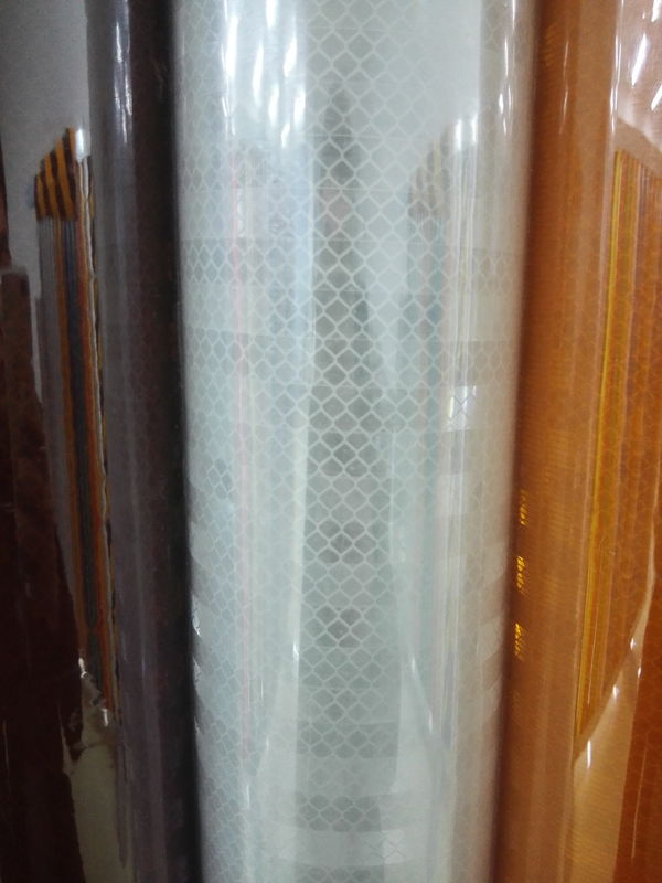 Il PUNTO riflettente prismatico C2 dei materiali ECE dei segnali stradali del bordo del segnale stradale ha approvato il rotolo di 1.22M*45.7M